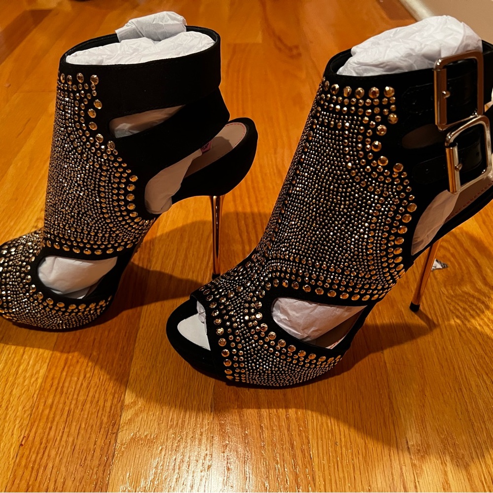 Brand new Stud heels
